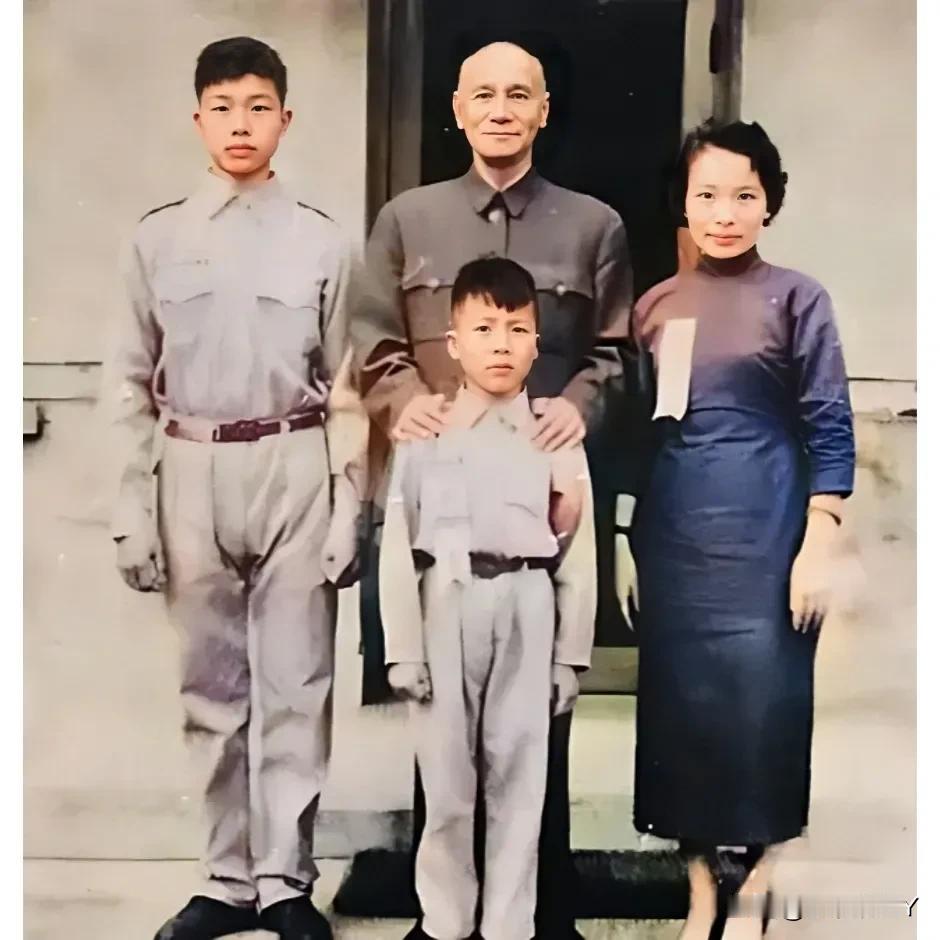 上世纪50年代，台湾，蒋介石与戴笠儿媳郑锡英及两个孙子戴以宽、戴以昶的合影老照片