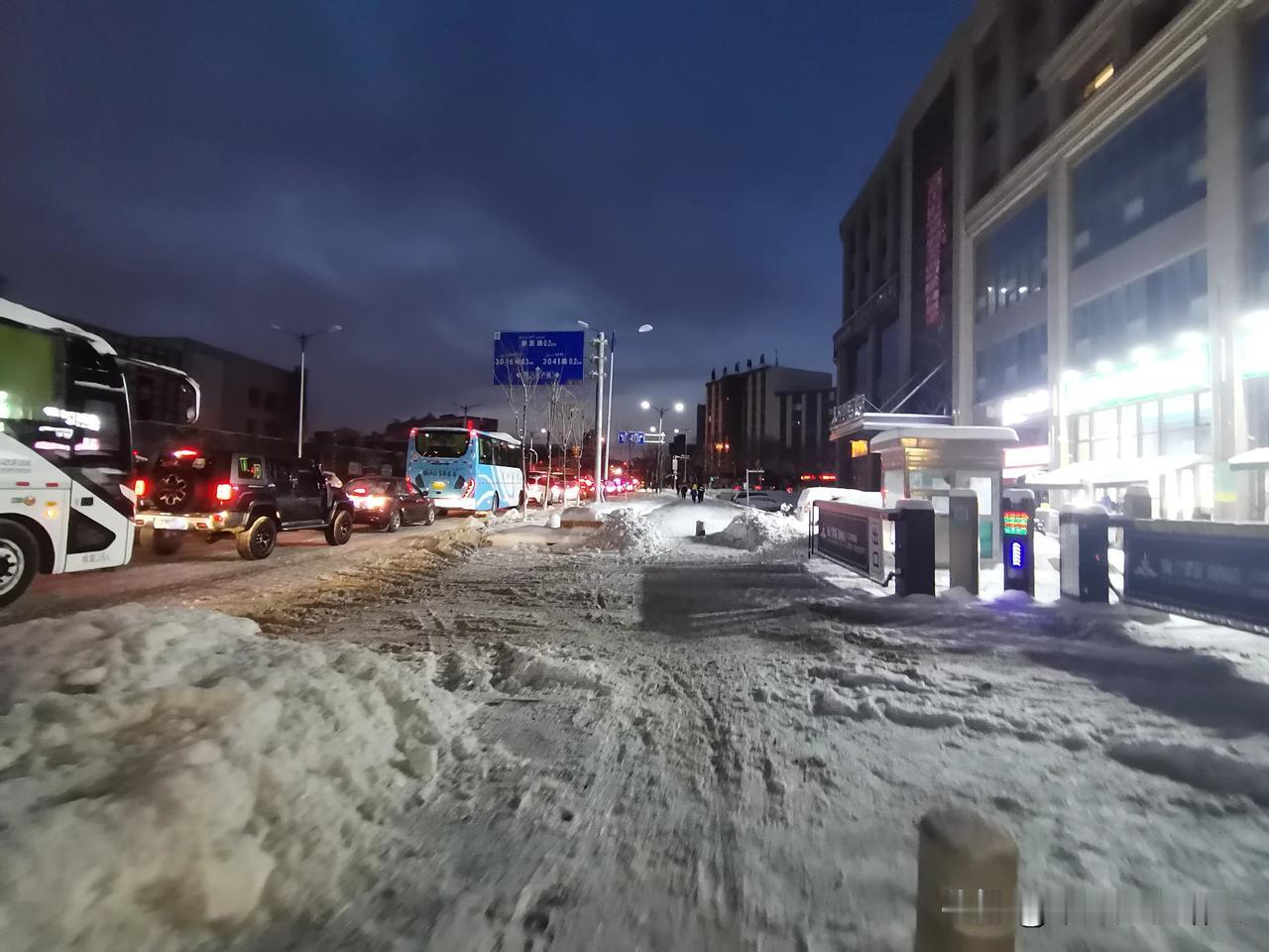 昨天一场大雪让今天的出行可能会有很大影响，一个是下雪让路面非常滑，再一个，有些道