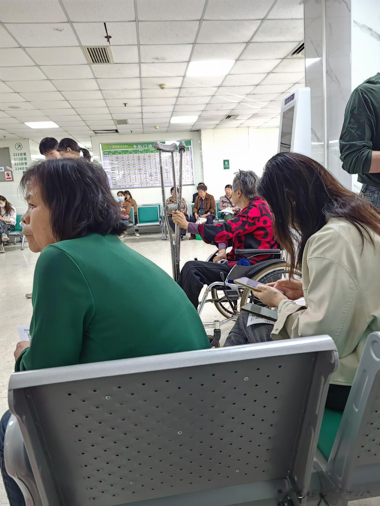 实话说没啥比看病就诊等号更令人焦虑的了，眼紧盯排队显屏，竖耳听己名。

一般来说