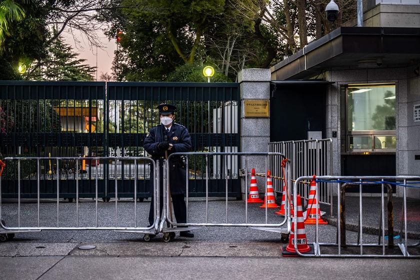 日军官持刀闯馆，高市悍然降级中日关系
日前，一名自称是日本自卫队现役官员的日本男