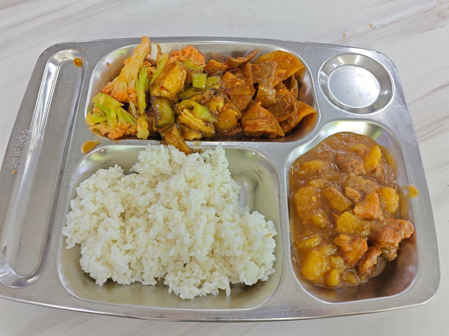 物价感人大学食堂 你敢信吗？这样一份两荤两素在东北高校食堂只要——5块钱。 ​​