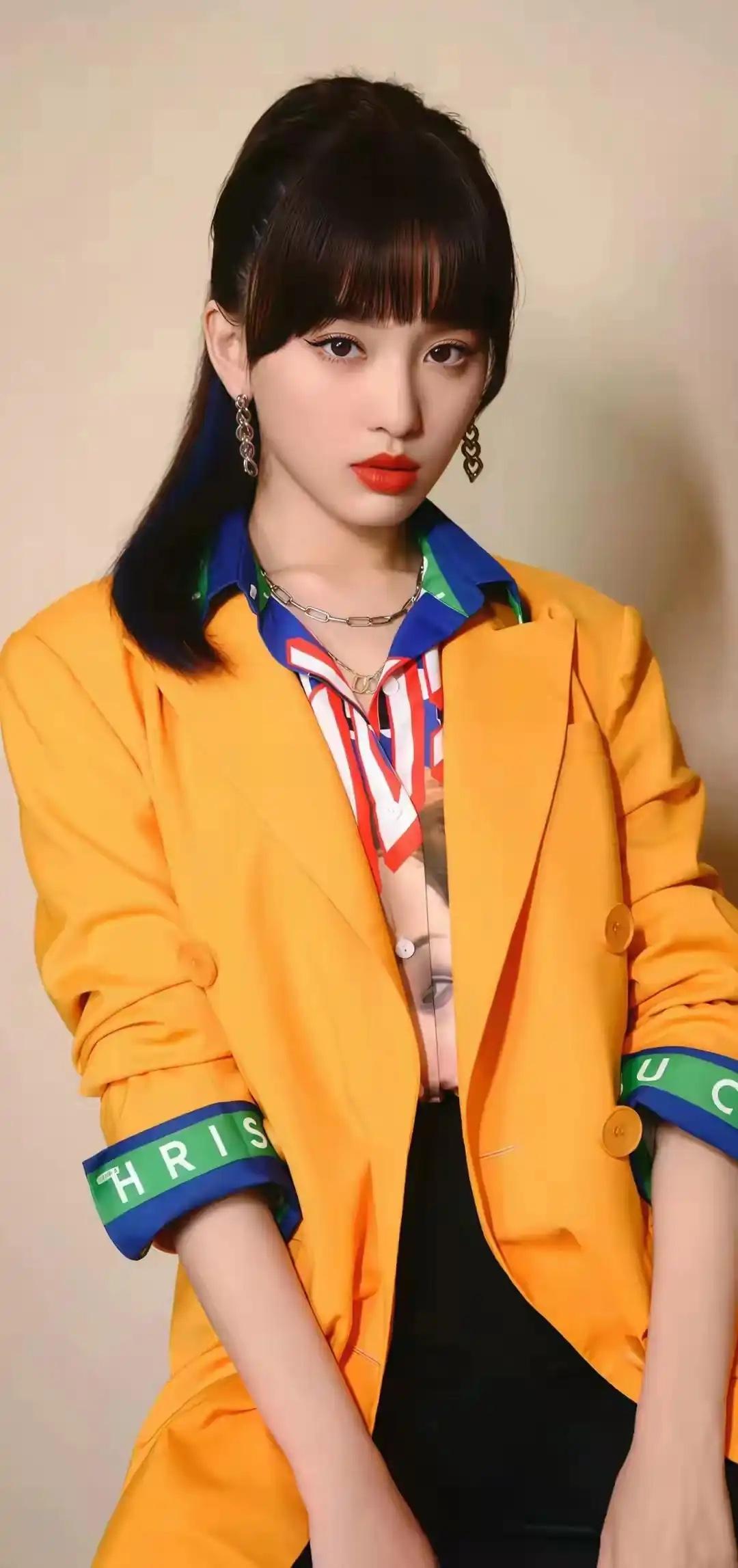 🌟 复古风穿搭指南，亮黄色外套搭配彩色衬衫，尽显时尚气息！👗👠