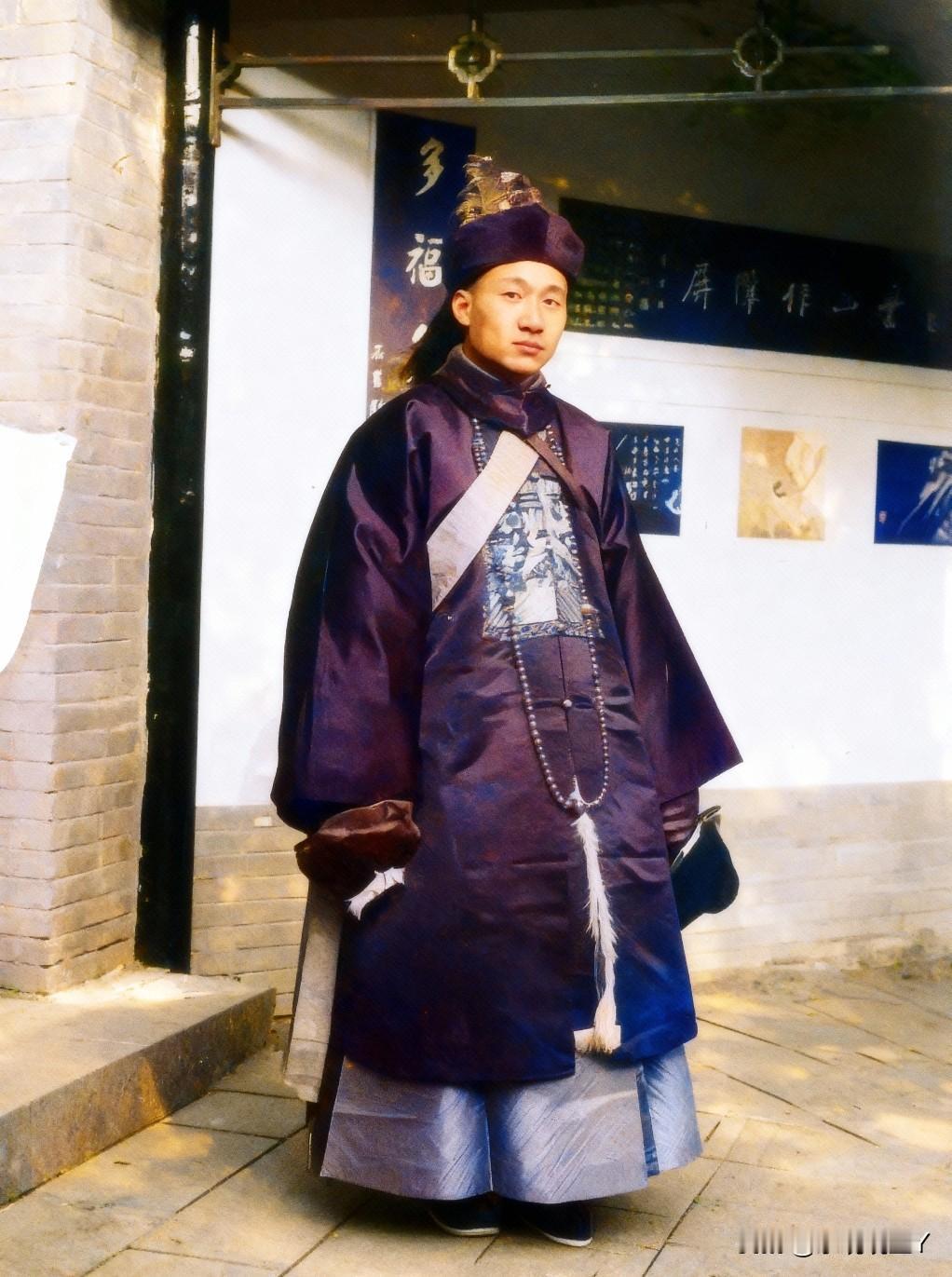 一张老照片，拍摄于1910年的山西。谁能想到照片中这位身穿清朝官服的男子竟是民国