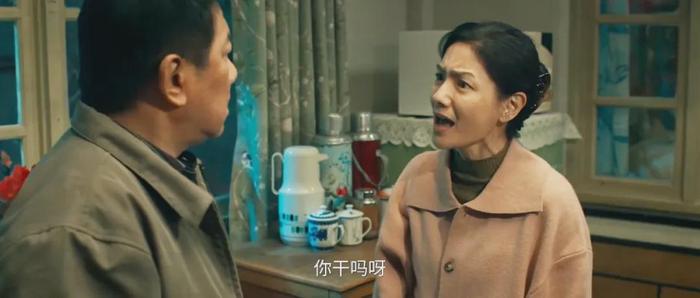 他俩又演夫妻了。

《方圆八百米》里，丁勇岱和胡可饰演夫妻，他们一个是警察，一个