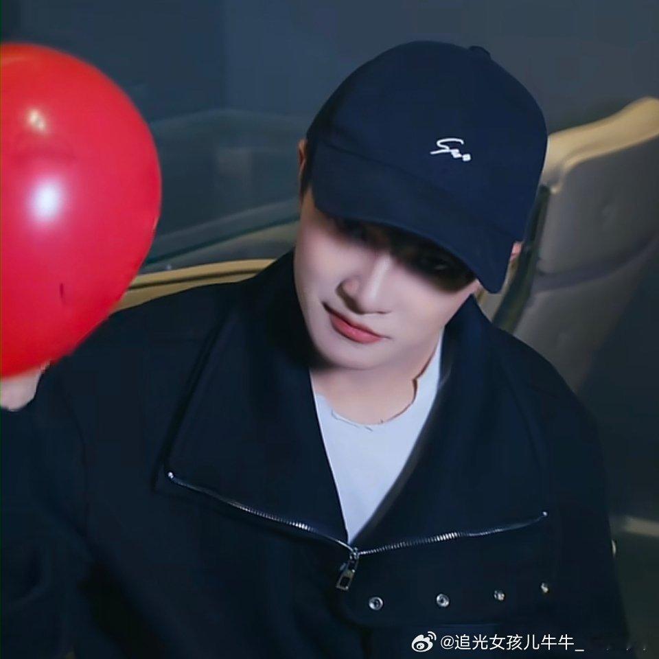 周深周深跨界也太成功了白发周深 我靠，我分裂了！！！一会老公一会周大爷的