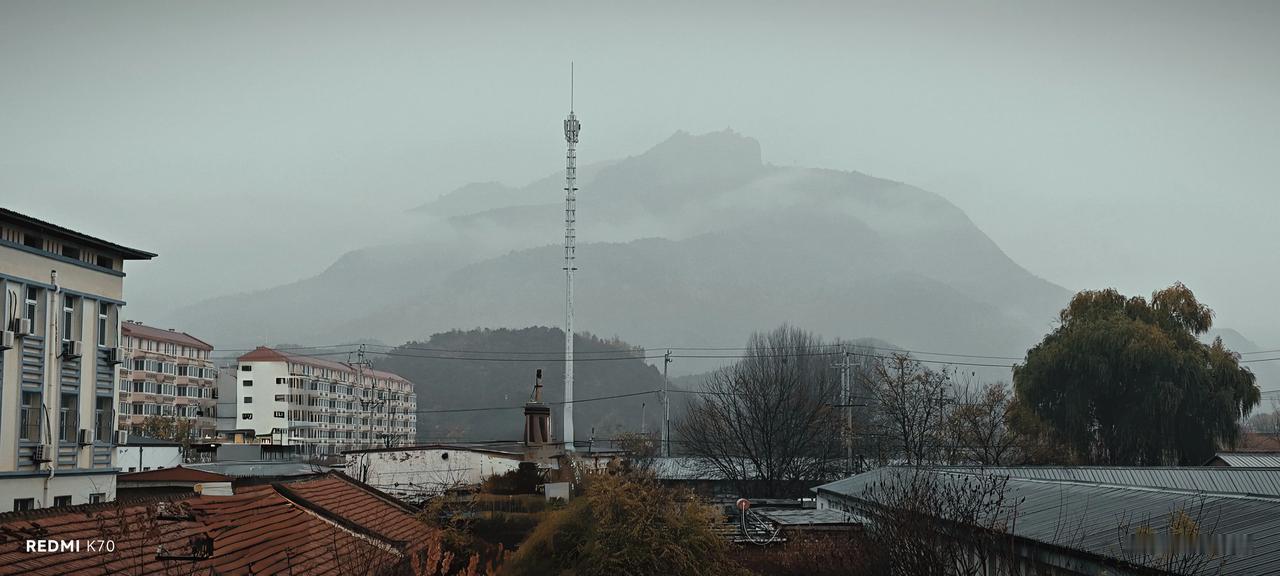 昨日北京密云，秋雨绵绵，云雾飘渺。山在雾中，雾在雨中，雨在空中，一切的一切皆入眼