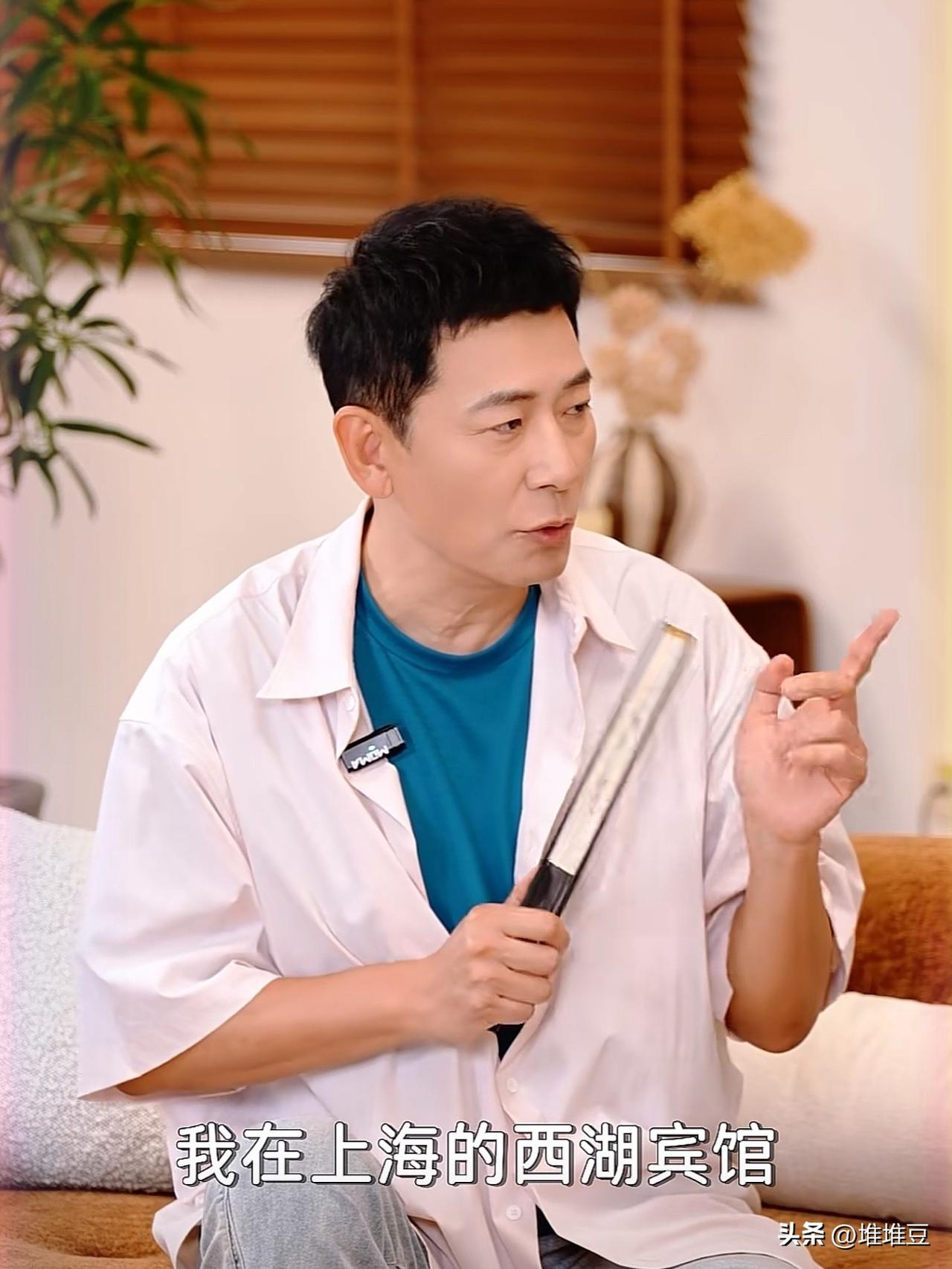 戴军说：“我外公90大寿，我在上海西湖宾馆开了二十桌，忽然就有人拿着酒杯，过来问