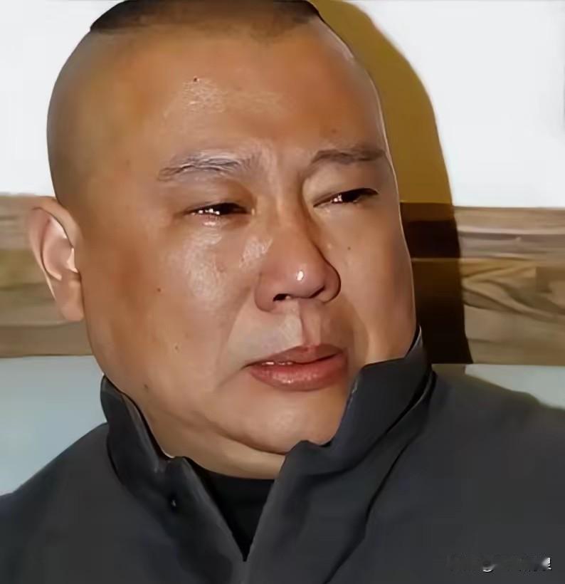 这是咋说的呢？“西城德云社演出遭文旅局紧急叫停，随后郭德纲团队连夜转战无锡，却上