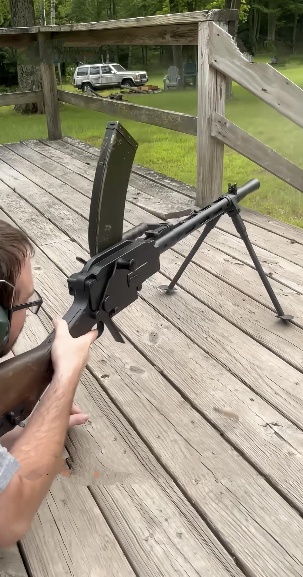 麦德森，轻机枪之父。乍一看像捷克式，后坐力巨大，换枪管好麻烦啊，还不如捷克式。好