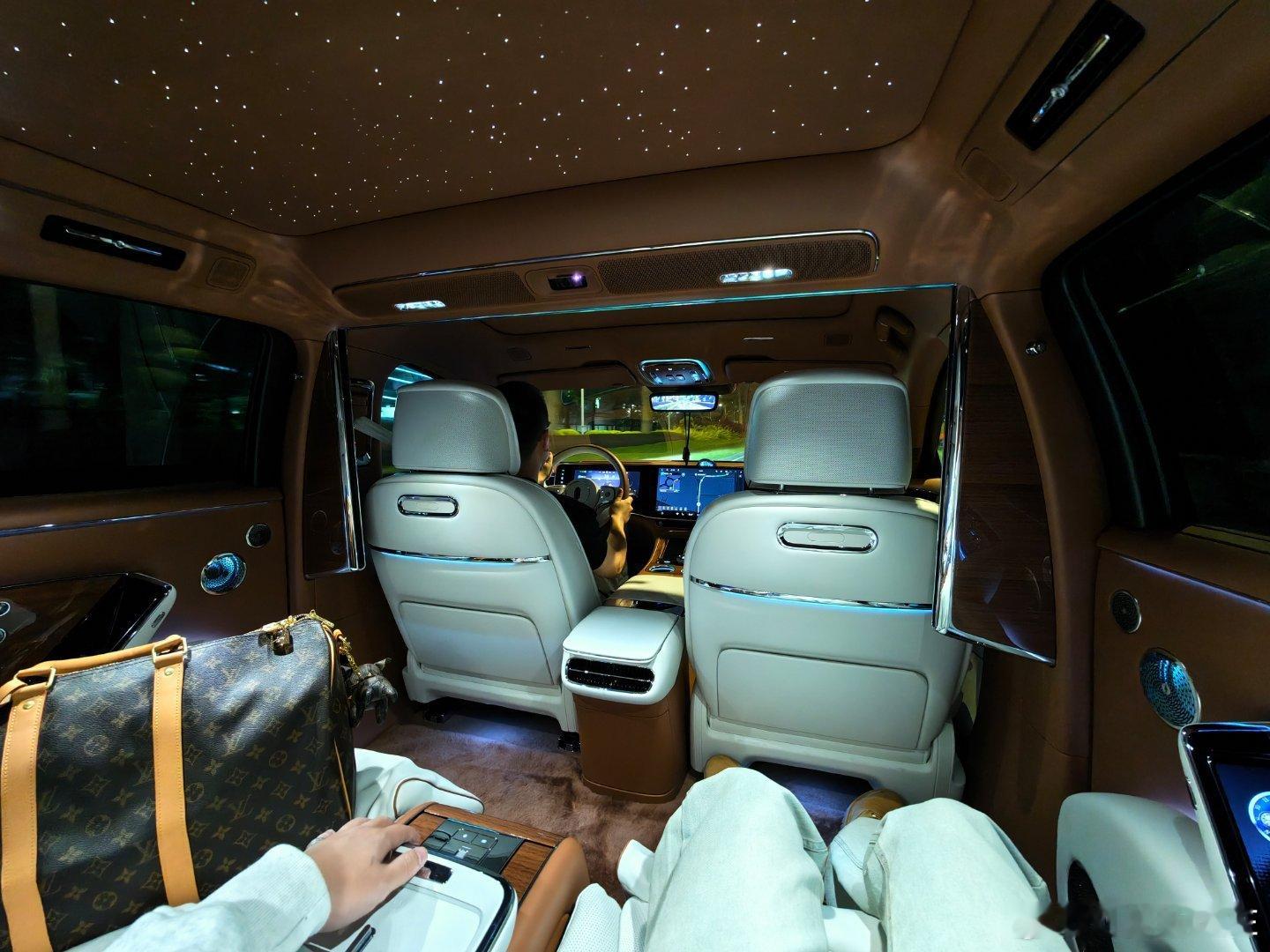 脚底部汽车博主第一次坐尊界S800年初外观静态曝光我还去拍了 后面再也没感受过了