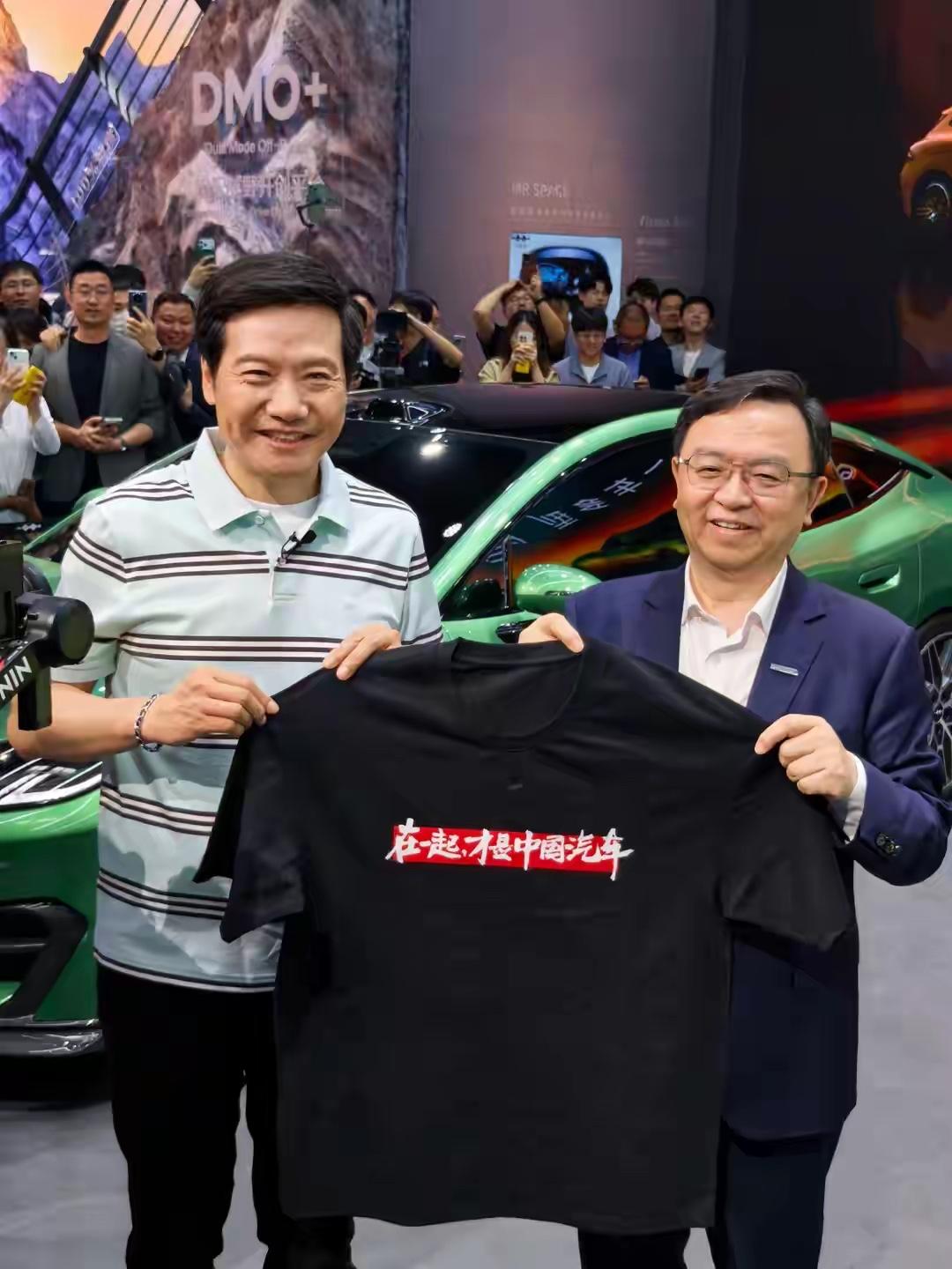 雷军也太搞笑了吧！别人来车展专心卖车，他反倒忙着给友商送衣服、给游客派发冰淇淋，