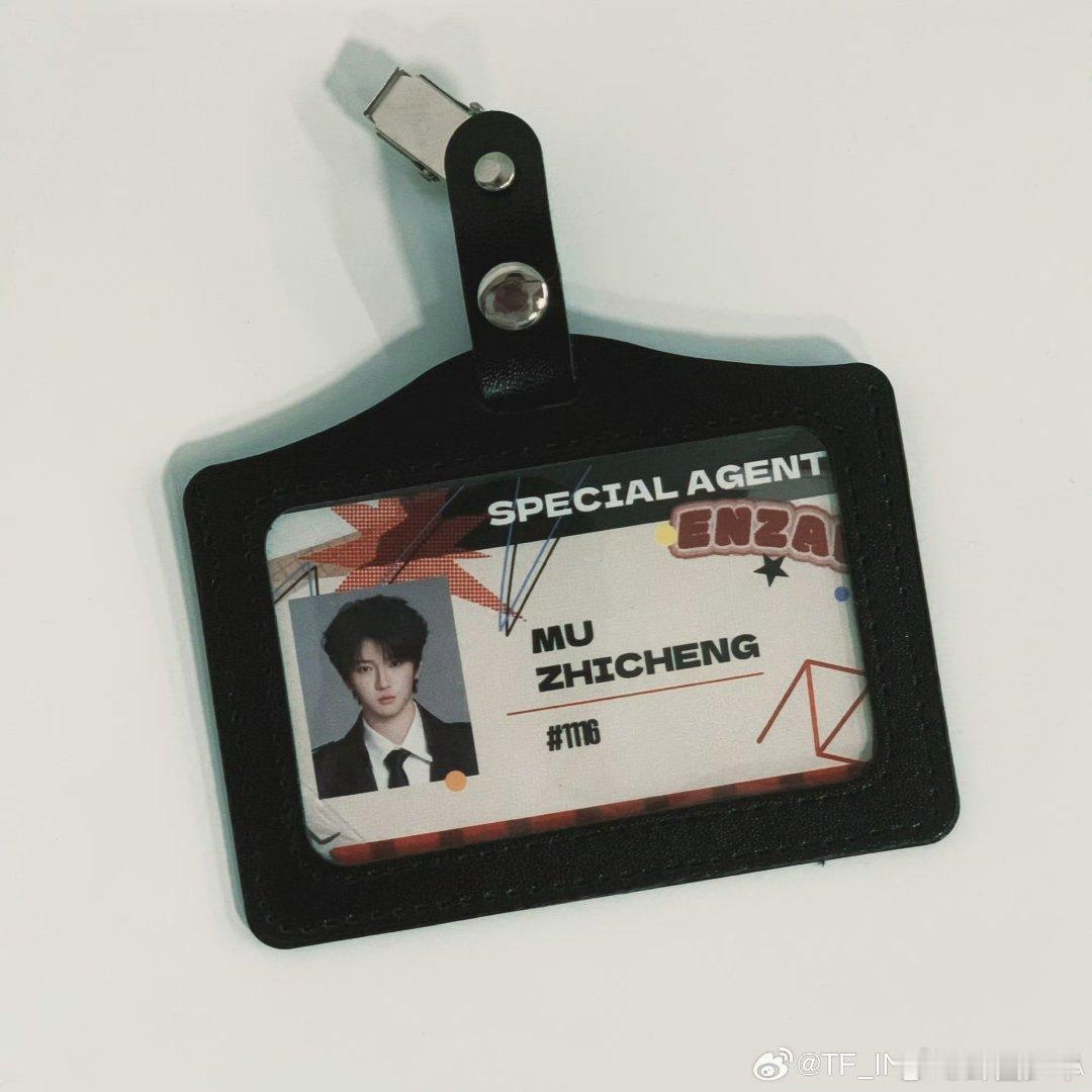 穆祉丞晒工作牌穆祉丞卡点1116发博穆祉丞卡点更博晒工作牌，新公式照五官精致气质