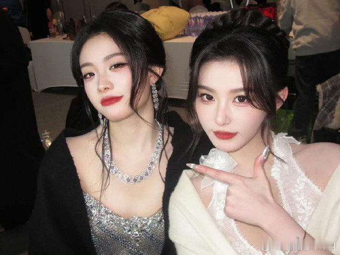 喻言孔雪儿晚宴内场合照喻言孔雪儿晚宴合照 好美的两个宝宝~ 娱乐