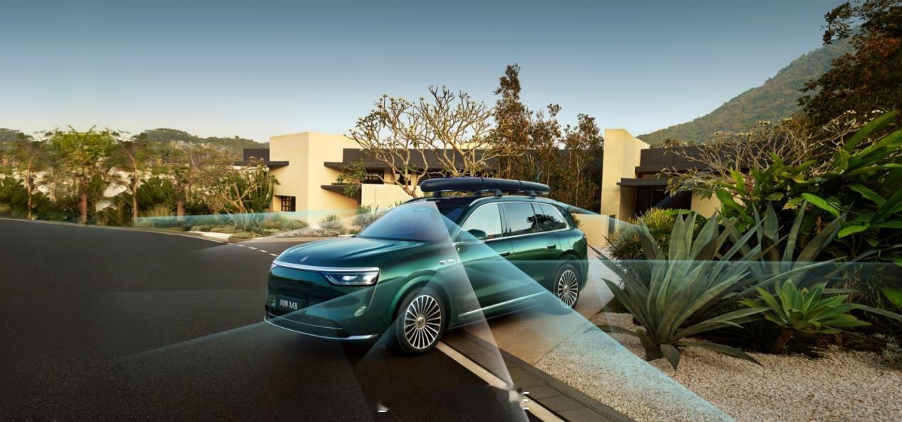 问界M8以“智慧重塑豪华”理念，深度融合华为乾崑ADS 4.0智驾系统与Harm