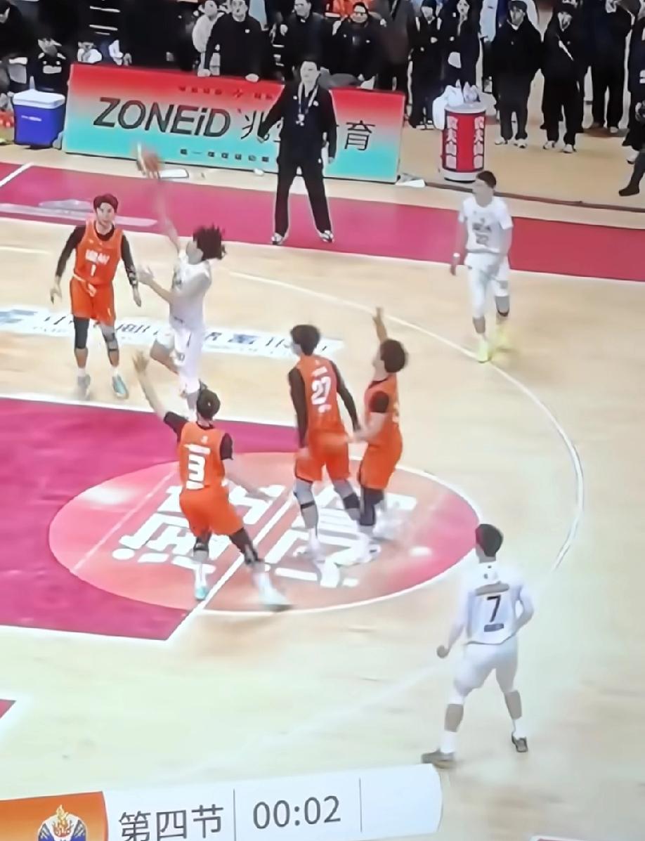 丽水队倪豪凯错失绝杀机会，他也是非常懊恼的跪在地上拼命捶着地板，他可能也知道，一