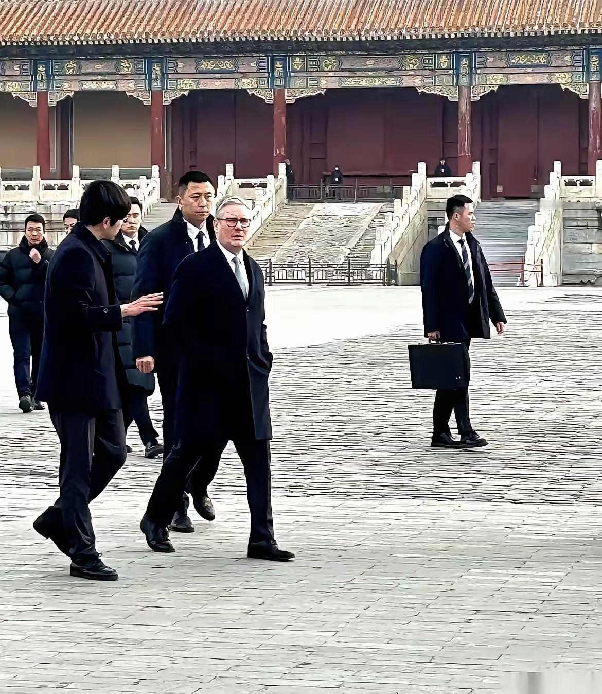 英国首相逛故宫这画面确实很有戏剧性。一边咱们正跟日本严肃交涉要回属于我们的文物，