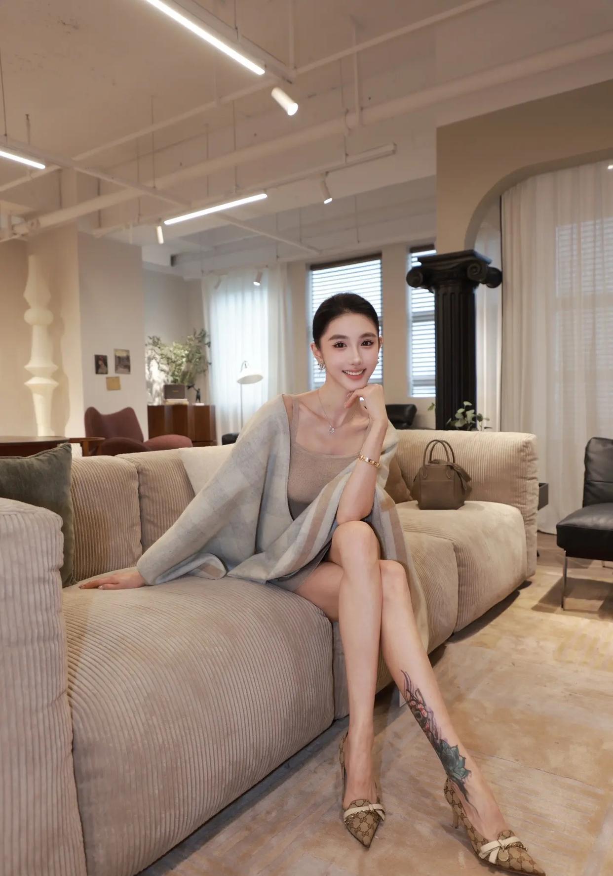 美女究竟能有多美腿上纹身+高级感穿搭太绝了！打破刻板印象，自信才是最大底气，这波