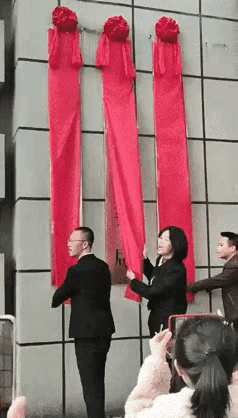 办公室主任还能干吗？揭牌仪式成了摘牌仪式！！总有一种不祥之兆。