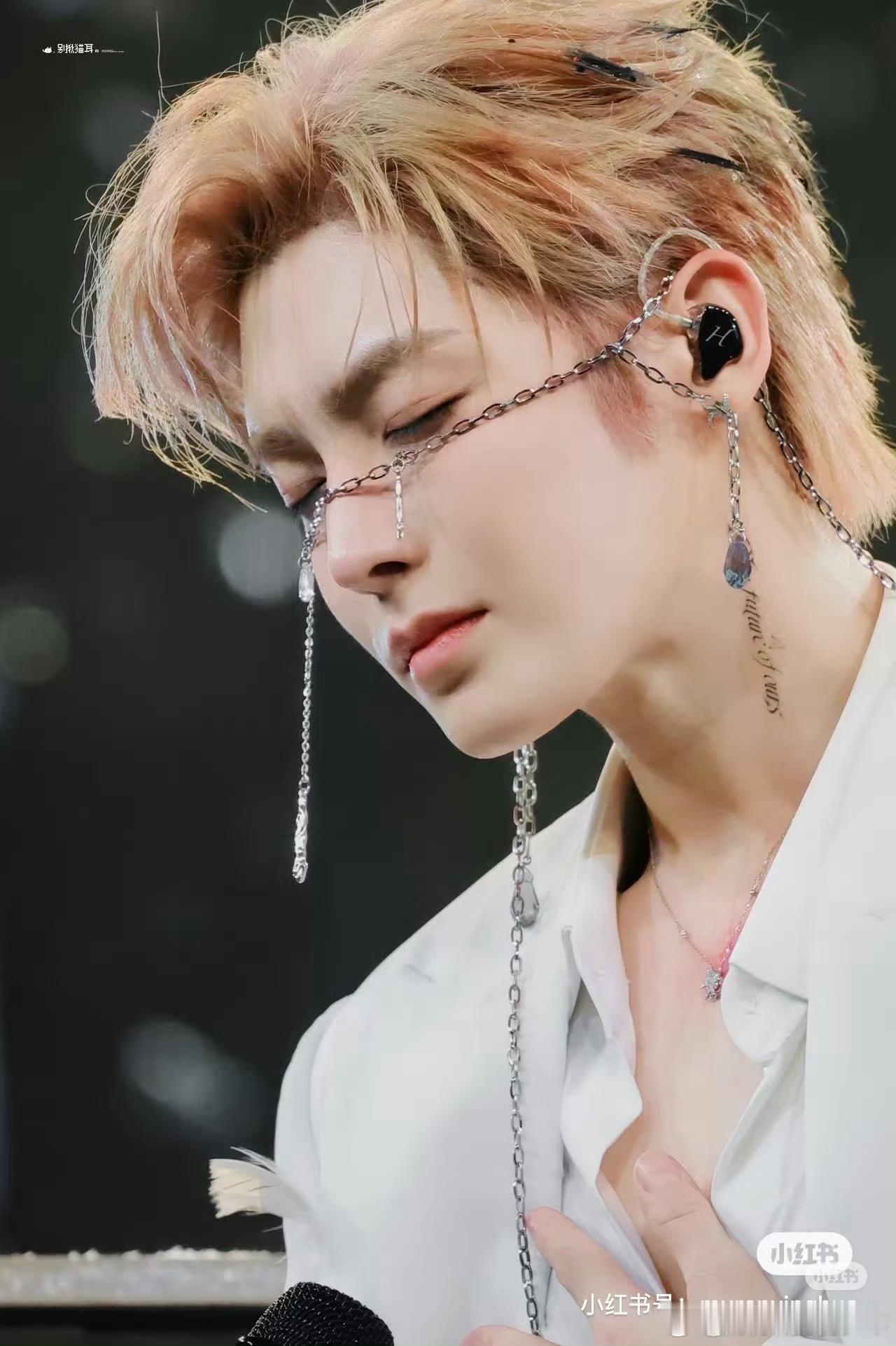 侯明昊 丁禹兮侯明昊的演唱会一场不看就感觉错过了全世界 哪场都是心头好！兢兢业业