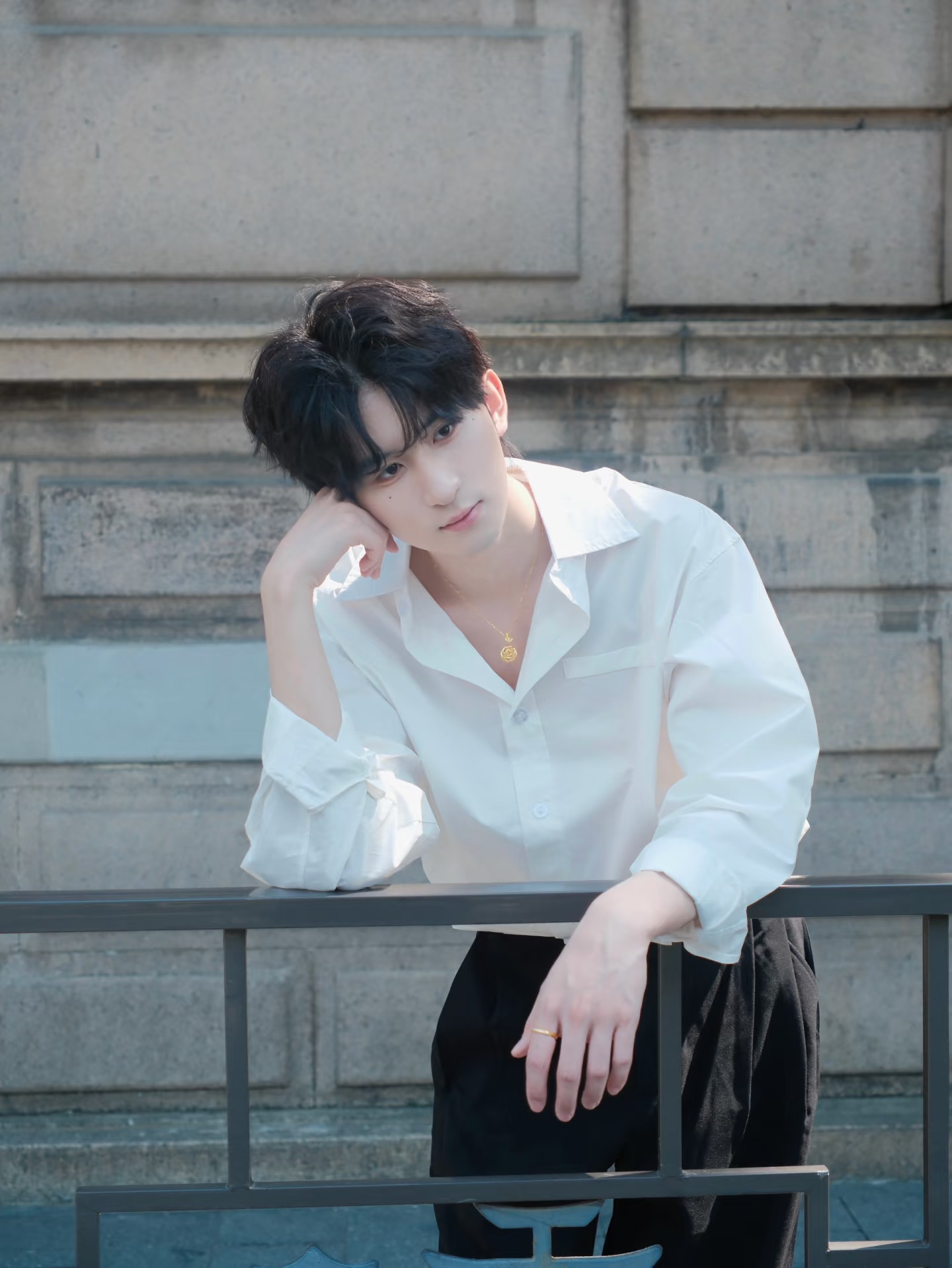 把玫瑰戴成自己的勋章