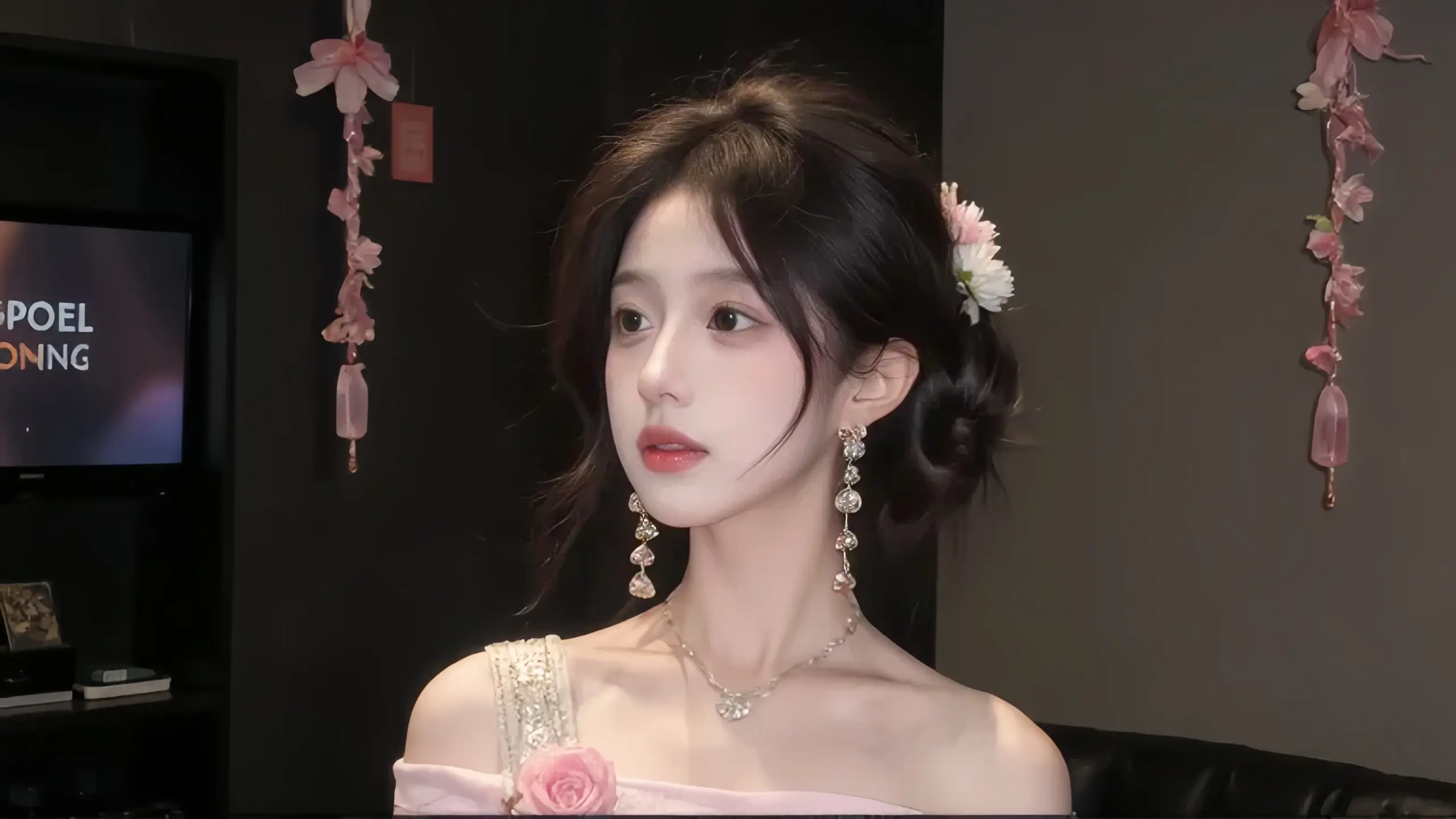 向江南折过花，对春风与红蜡