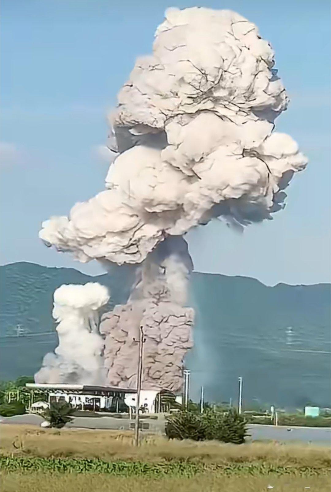 浏阳烟花厂爆炸画面曝光烟柱冲百米看到这样消息，首先的愿望就是平安