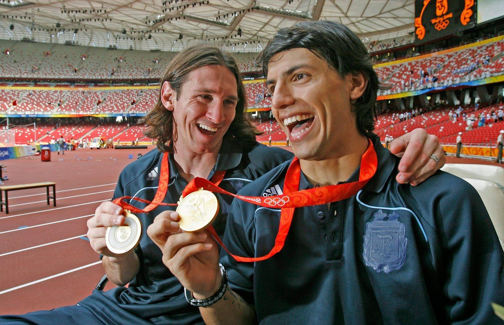 📸世界杯官推更新：回到2008年北京奥运会，梅西、阿圭罗与金牌。🥇👌#梅西