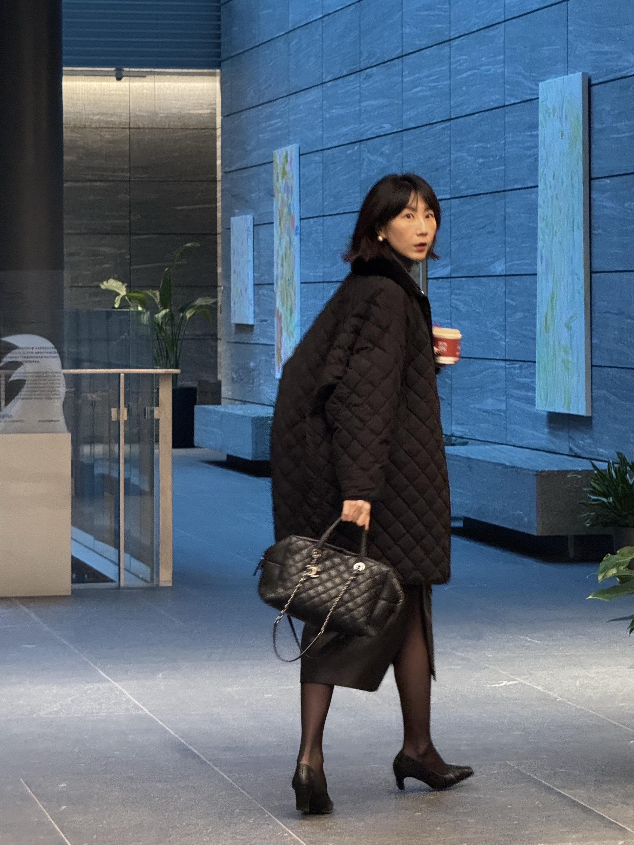 一点点帅气而已 皮衣套装仿佛在暗夜里都会发光。