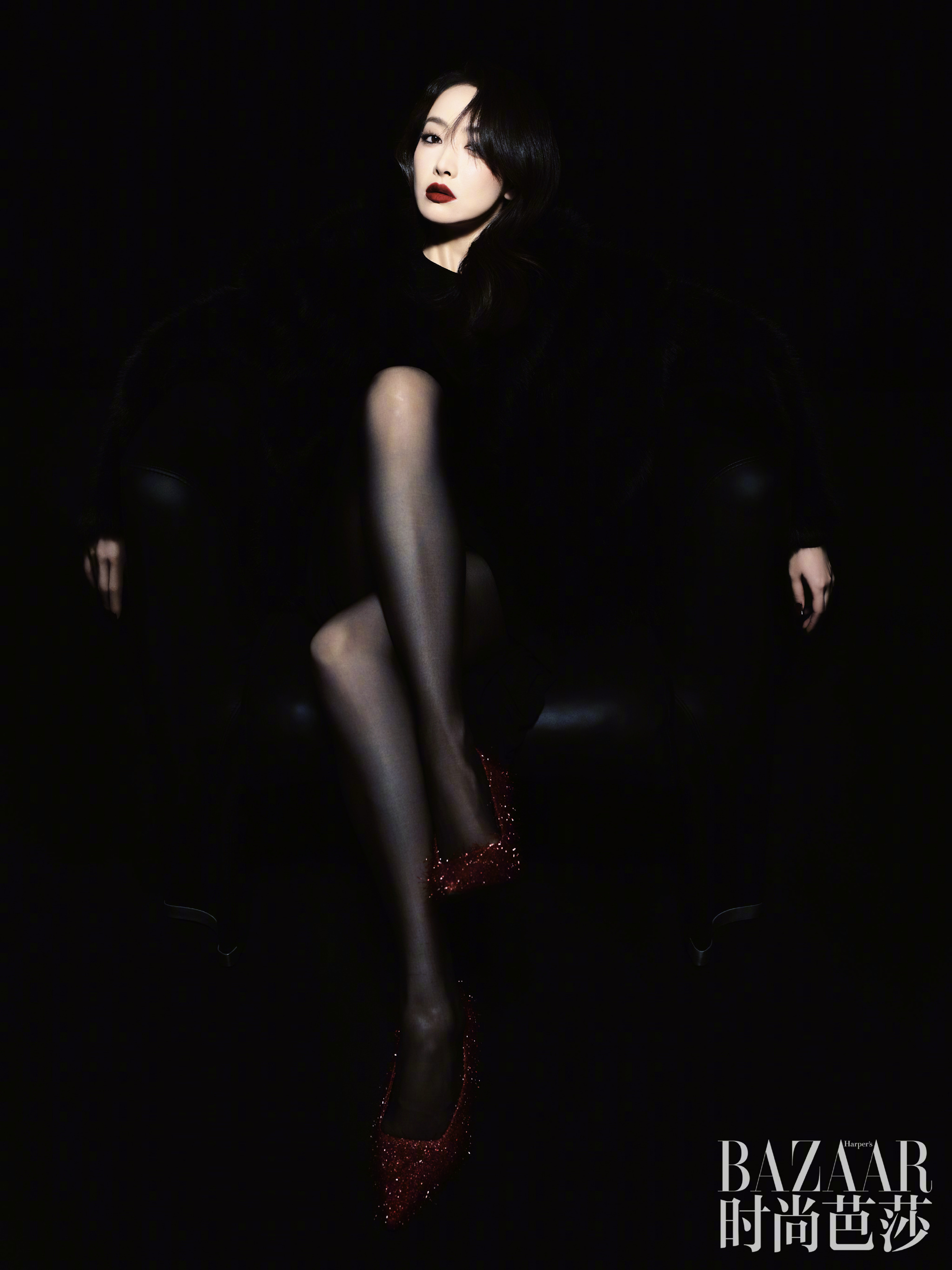 宋茜五登芭莎封面，暗黑风格丝袜穿搭，冷酷感满满。宋茜