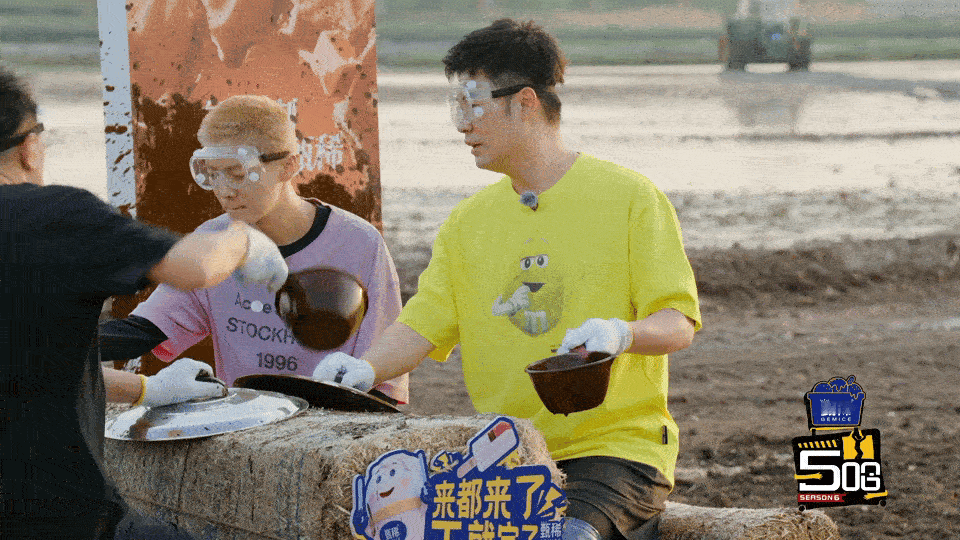 鹿晗被泼了一嘴泥哈哈哈哈哈 玩游戏闹出小插曲，鹿晗满嘴是泥视线模糊，却还是坚持起