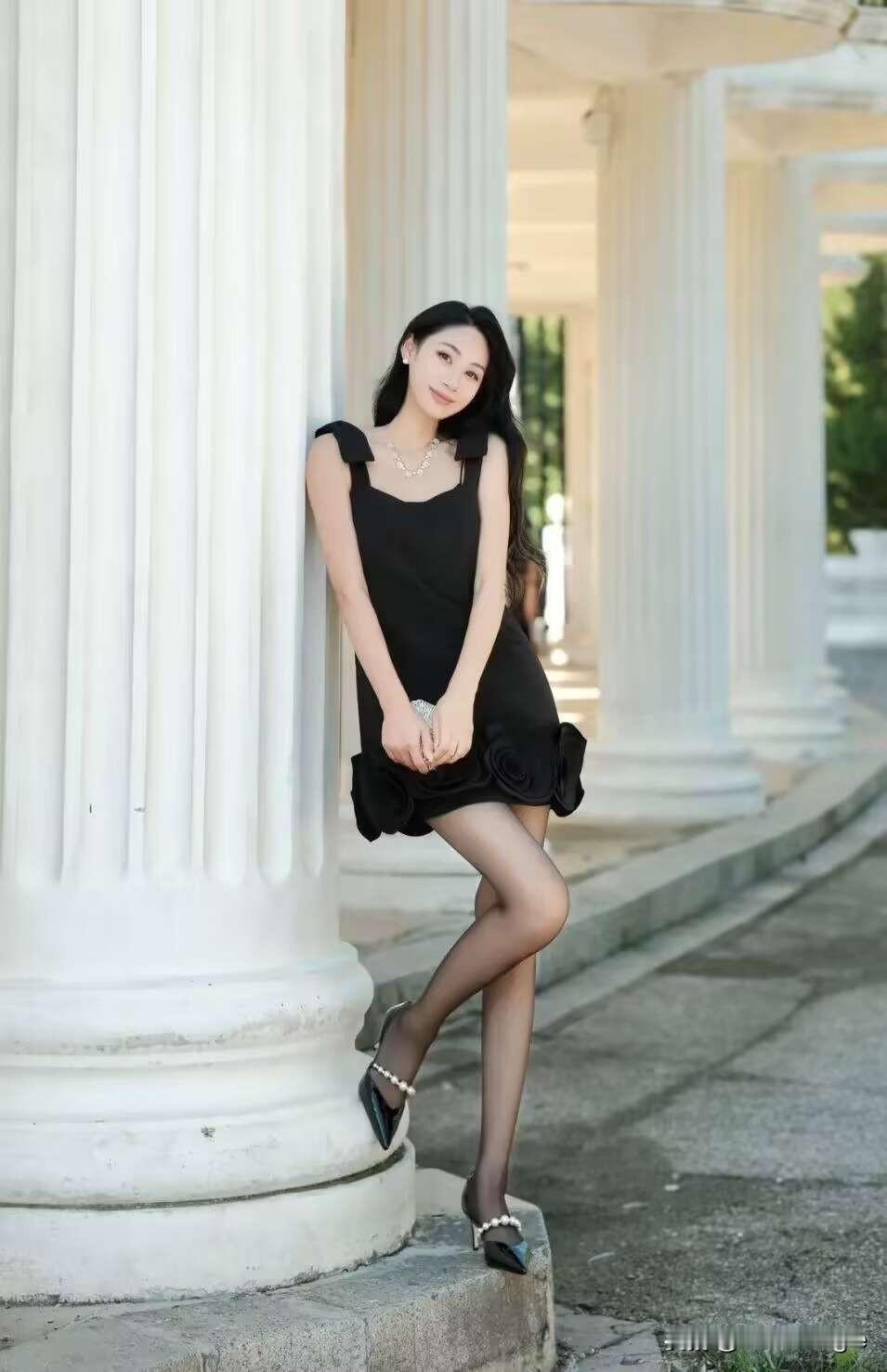 优雅黑裙，玫瑰点缀，复古与现代的完美融合