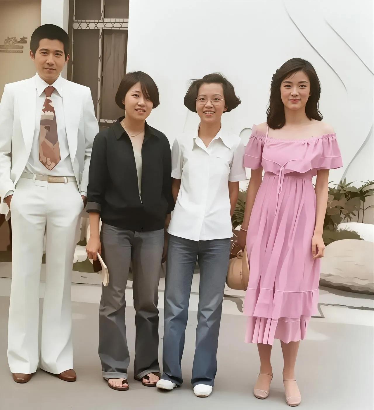 只认出了英俊帅气的奏汉，和风华绝代的林青霞。余下的两位美女，她们是谁？