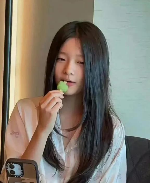 北京机场偶遇马筱梅带大S一双儿女！
小玥儿长高了，走路挺胸抬头，比以前更自信！她