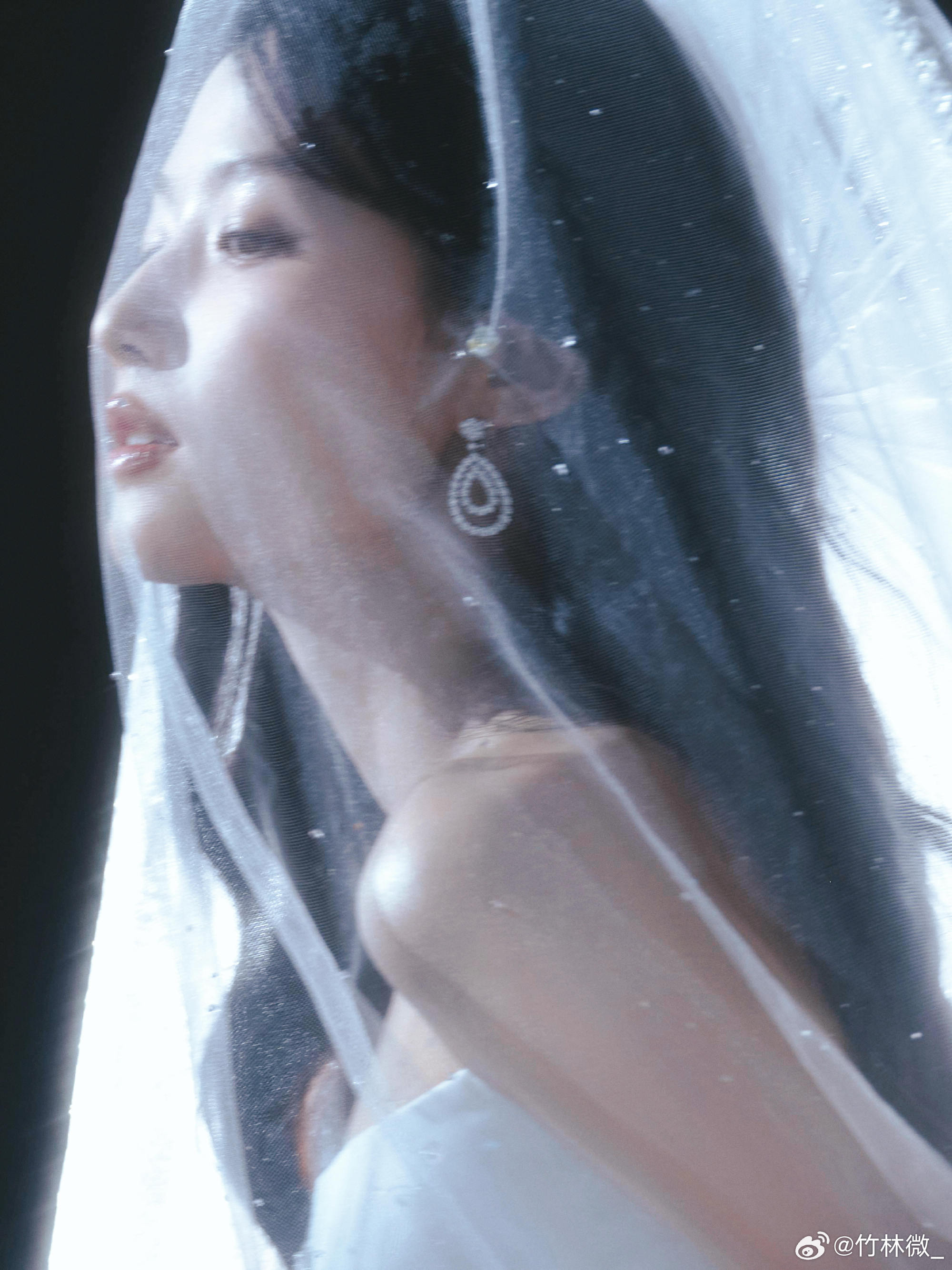 卢昱晓 妻子的美貌花粉的荣耀卢昱晓这套直接美成神图！纱裙配水钻头纱像下凡天使，锁