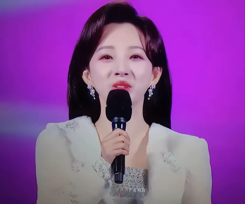 不知道为什么每次马凡舒一旦上中央电视台主持晚会，发型总是设计的十分老气，难道有规
