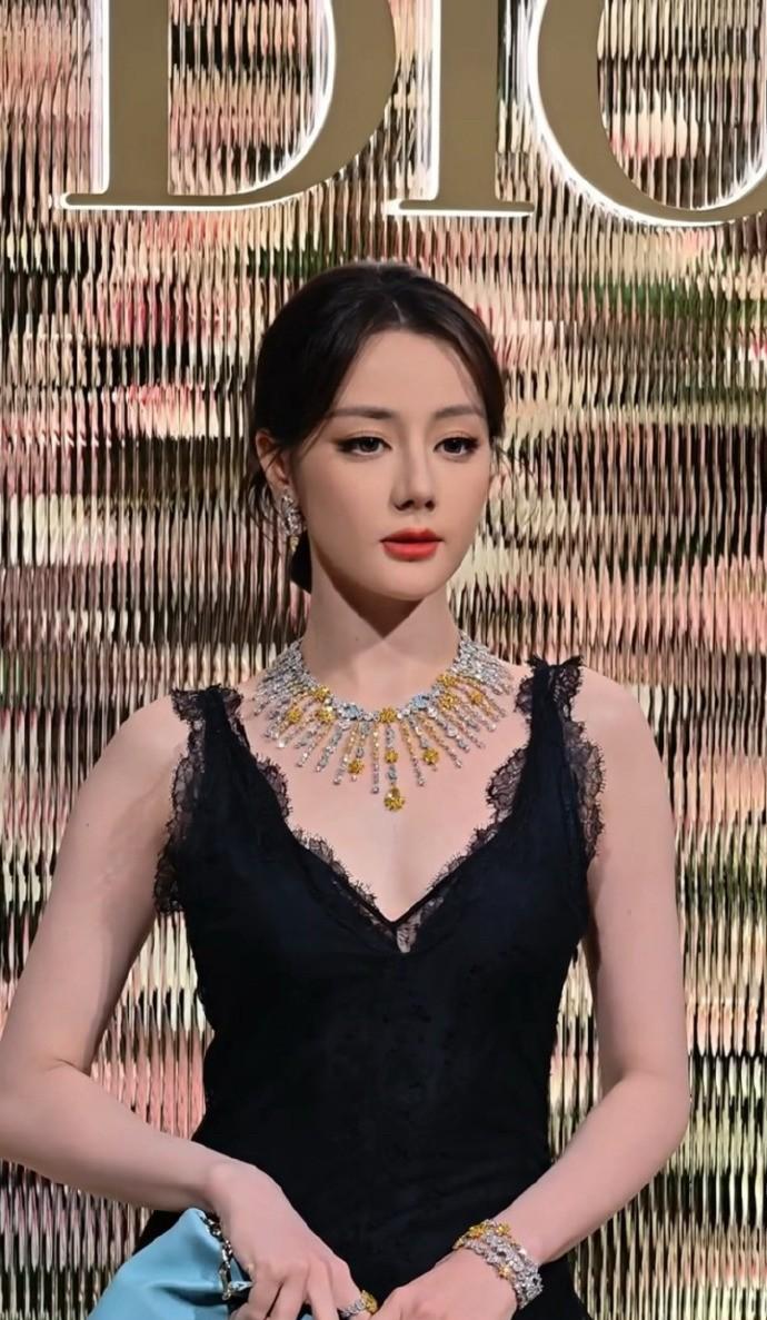 她眼神里那点软萌彻底没了。
上次红毯，黑裙配珠宝，记者镜头怼到脸上，她眼皮都没抬