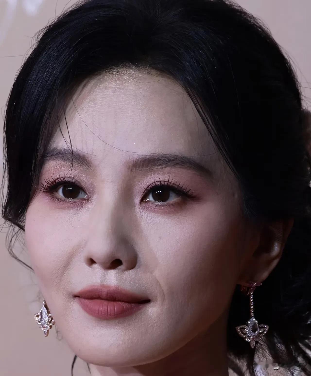 原相机拍摄的刘诗诗，可以说是没有任何的修图，但有人还说她的状态一般，说原来明星也