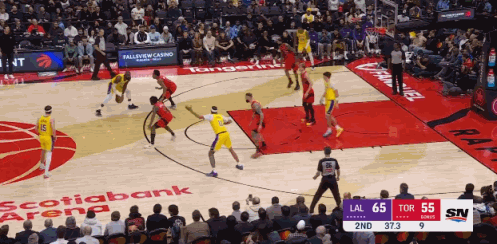 詹姆斯半场压哨的后仰跳投，慢慢找状态吧 还好有小里顶住进攻，上半场出战20分钟1