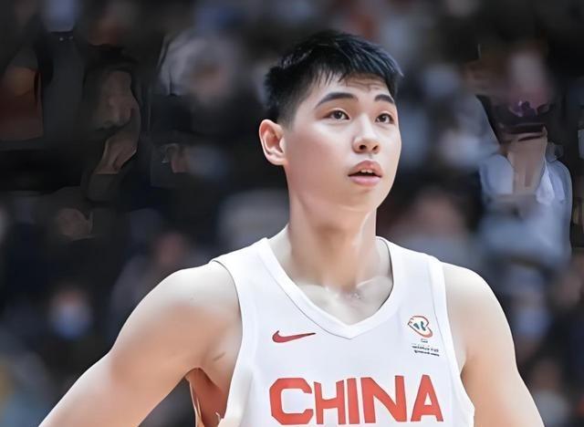 赢哈萨克斯坦38分，中国男篮2人的出色表现，让人感到惊喜！
终场哨响，比分定格在