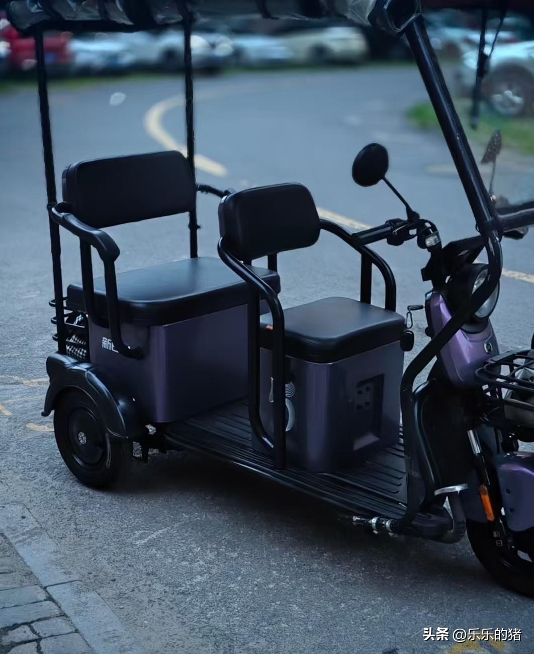 我给我妈买了她心心念念很久的电动三轮车。我妈才骑了几个月，我嫂子给加了个棚，她天