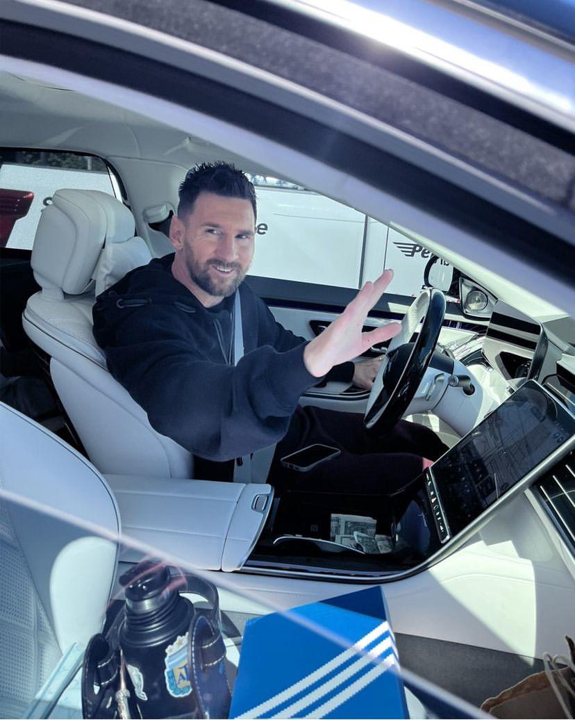 训练结束，导航回家？[what]车子看着不错，但是在中国，梅西恐怕找不着北了，关