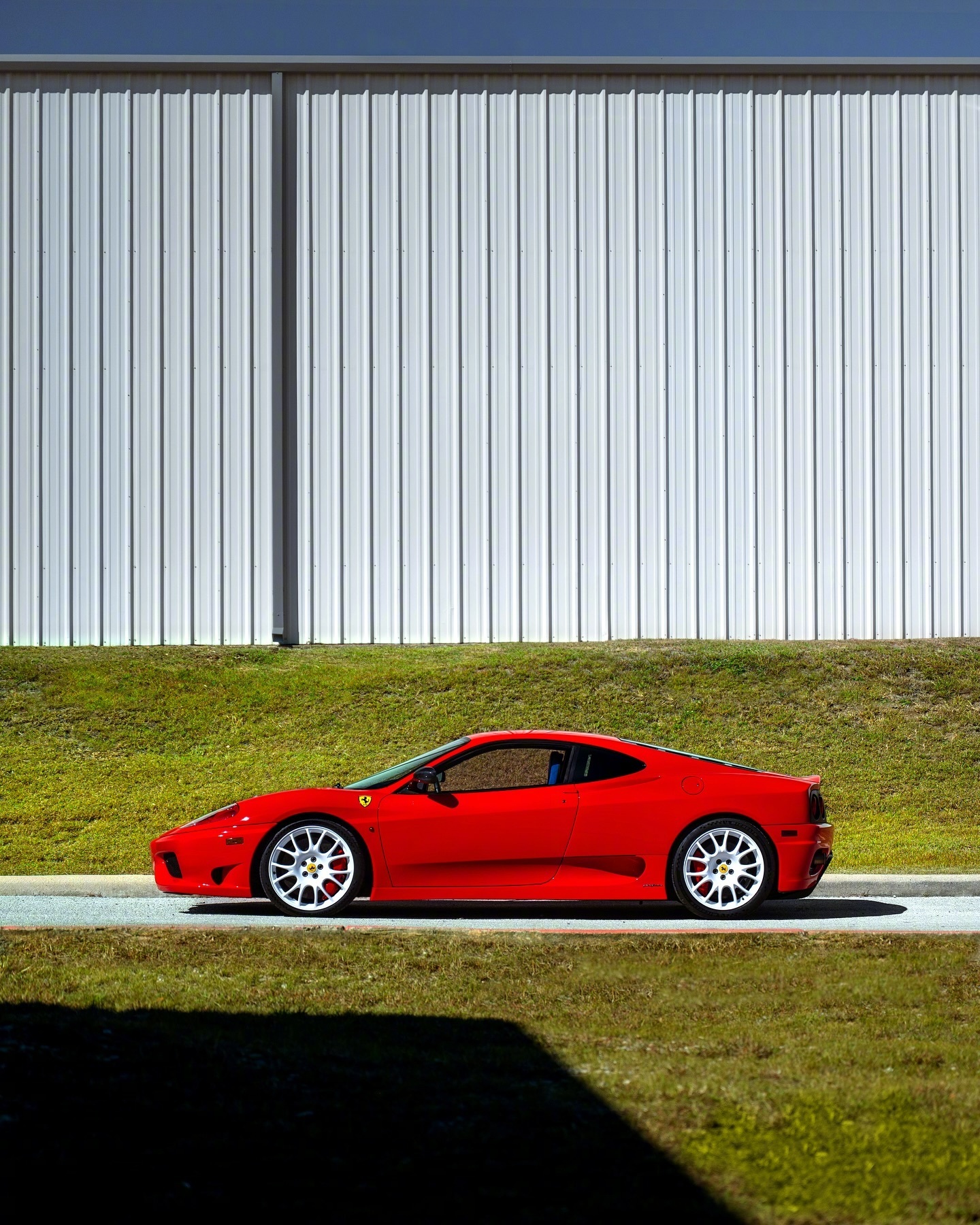 法拉利 360 的外观设计很有张力，车身比例协调，细节处尽显跑车的动感与精致😌