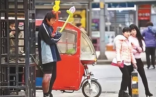 “北大才子”今成街边乞丐，炒期货赔了400万，母亲卖掉唯一的房子替他还债。

2