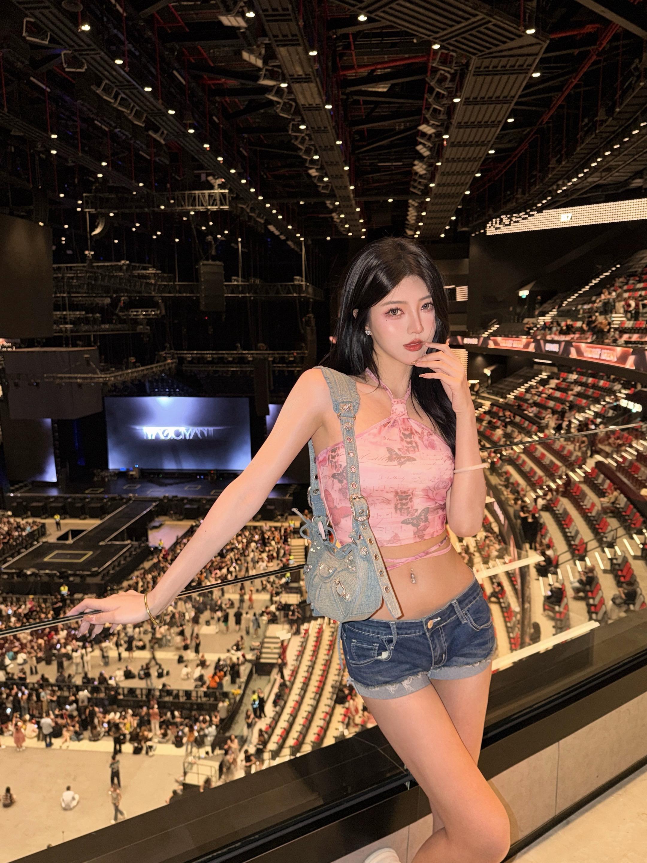 想我了打电话给王嘉尔 我躺在他旁边睡着了