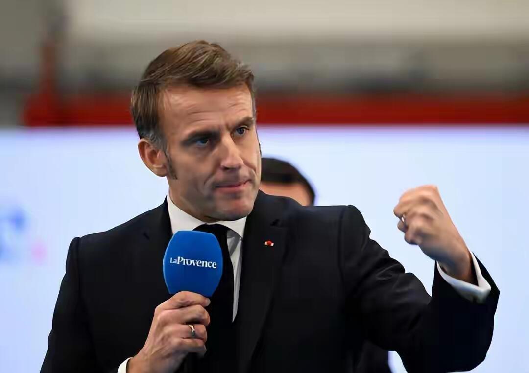 马克龙刚放话对华加税，中国反手就是两记重拳：对欧盟乳制品加征最高42.7%的临时