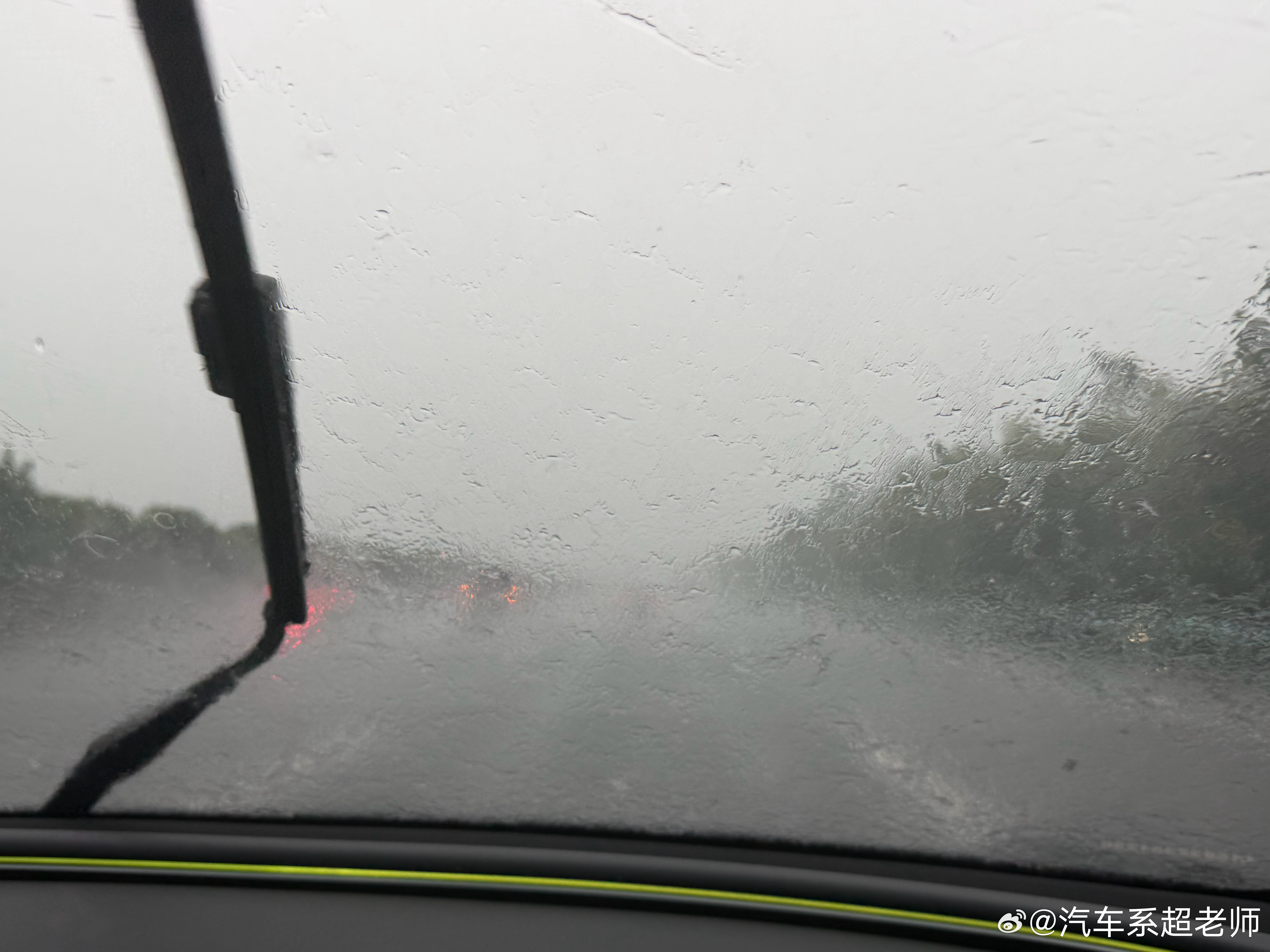 怎么还有人雨天不开雾灯！！！雾灯和双闪的穿透力，一目了然当然这种极端暴雨天，雾灯