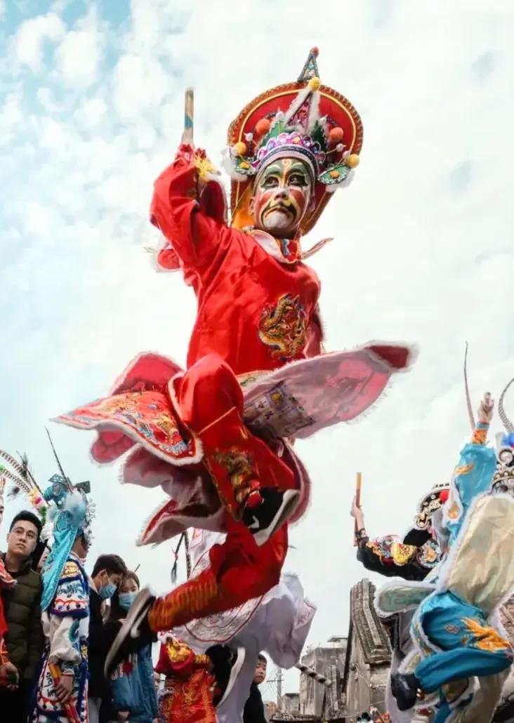 方圆天地，为头条联友对联：
来去皆是人间客，
成败尽为过往人。