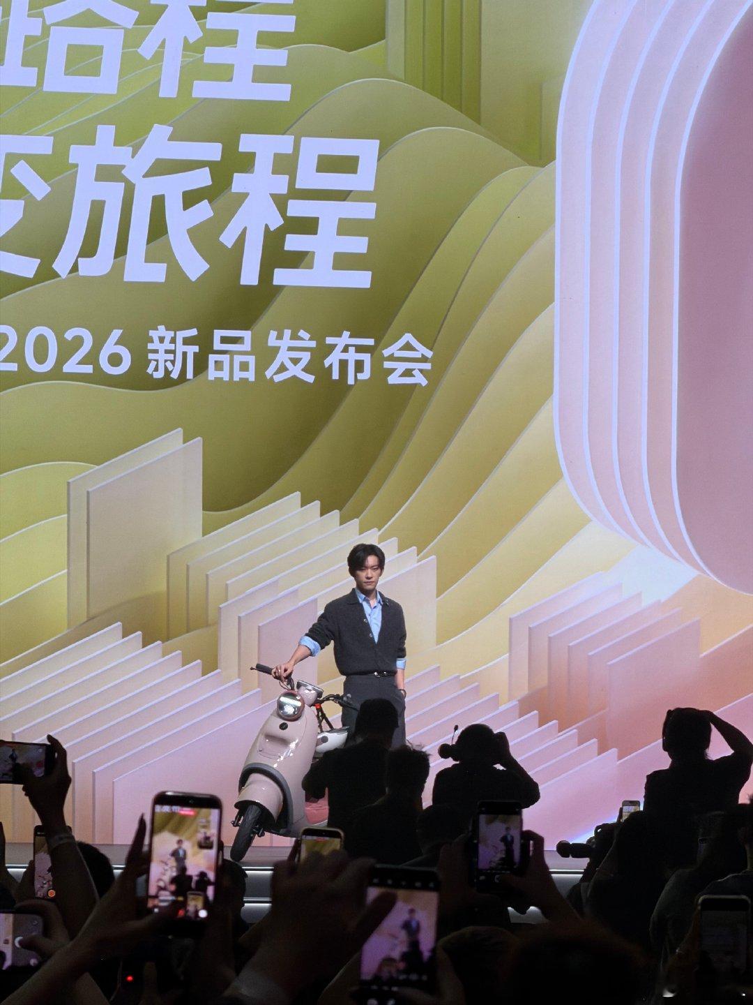 易烊千玺九号发布会 易烊千玺发布会直播间尽显多元魅力，真诚分享短片拍摄感悟，互动