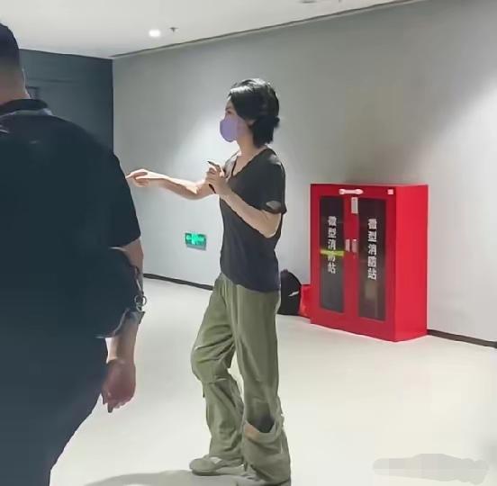王菲这身衣服太好看了，休闲又减龄。虽然她戴着口罩，但是，她独特的魅力，一眼就能看