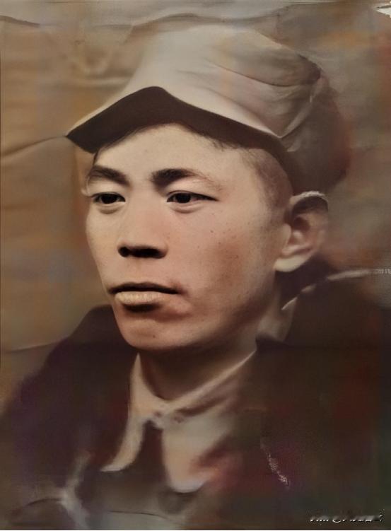 一天晚上，八路军团长身上瘙痒难耐，他把衣服脱下，警卫员接过来后，生了一堆火，准备